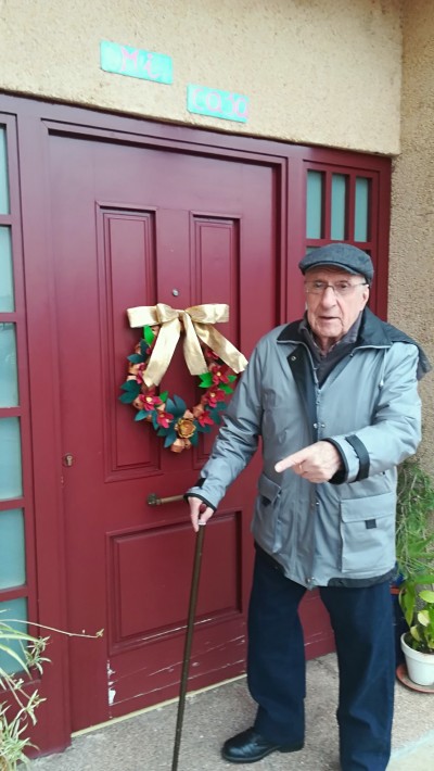 Mi padre, el Sr Arias explicándome sobre todos los adornos de Navidad que han hecho en el Centro de Día.