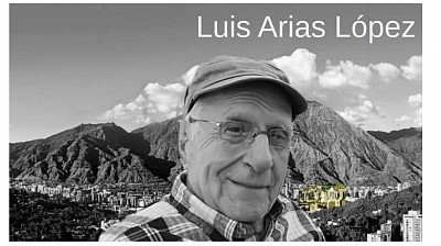 Luis Arias López con El Ávila de fondo